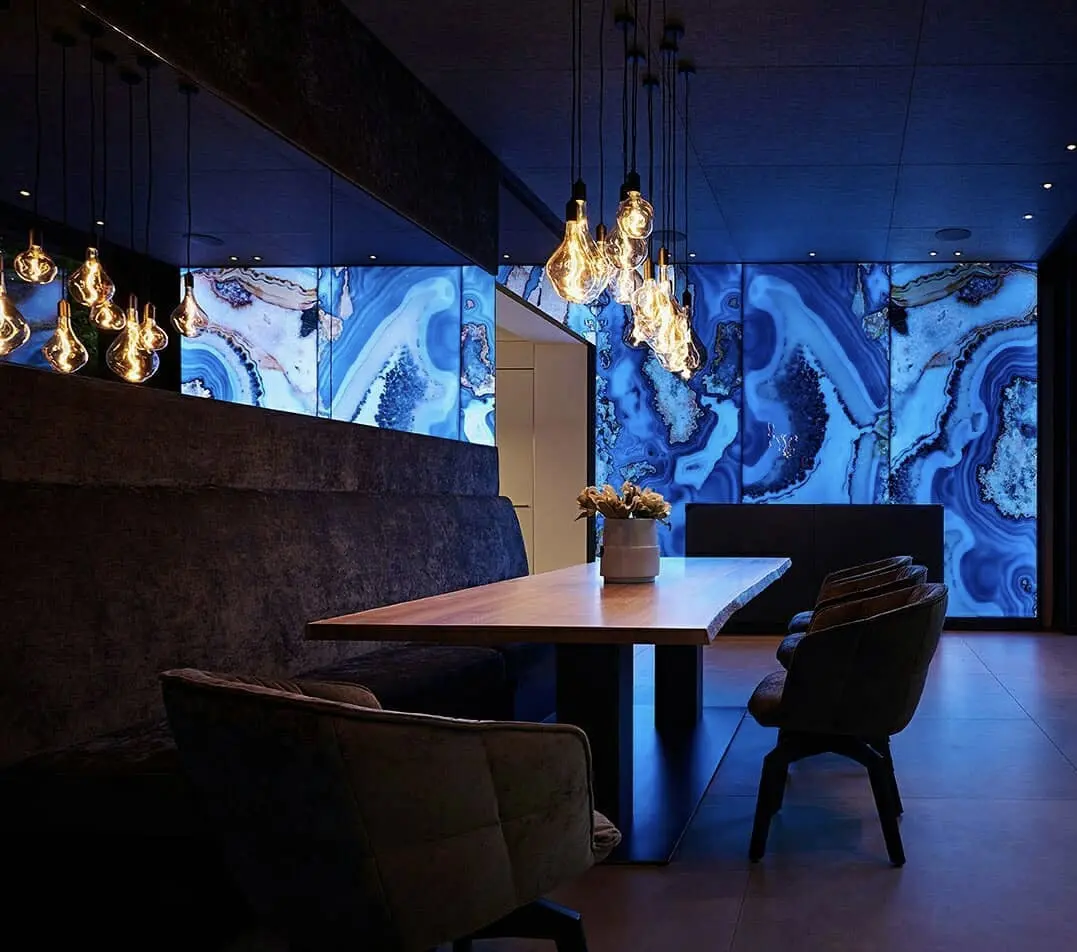 Restaurante com grandes painéis Pelle retroiluminados em azul